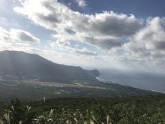 シュノーケルがツアーキャンセルになったので、島内観光をすることに。
まずはじめは、八丈富士へ。
視界が開けると島の中心部を一望。ほんとうに絶景です。

絶景☆☆☆☆☆