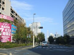 新大宮バイパス円阿弥交差点から八幡通り。イオンモール与野前は渋滞。
正面のドコモビル（99.9m）を目指す。
