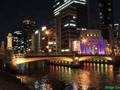 【難波橋】
1975年竣工、アーチ橋＋桁橋。

架替時に装飾等旧橋の物を使用し、また戦時中に撤去された照明灯の復元等も行われ、パリのセーヌ川に架かるヌフ橋とアレクサンドル3世橋を参考にして設計された旧橋の意匠を引き継いでいます。親柱には獅子像があるのでライオン橋とも呼ばれています。
暗くなったので、残りは翌朝にしました。三脚もないし･･･