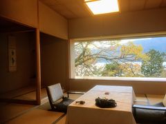 窓の外には芦ノ湖と大きな桜の木。
富士山はこの日は雲の中。