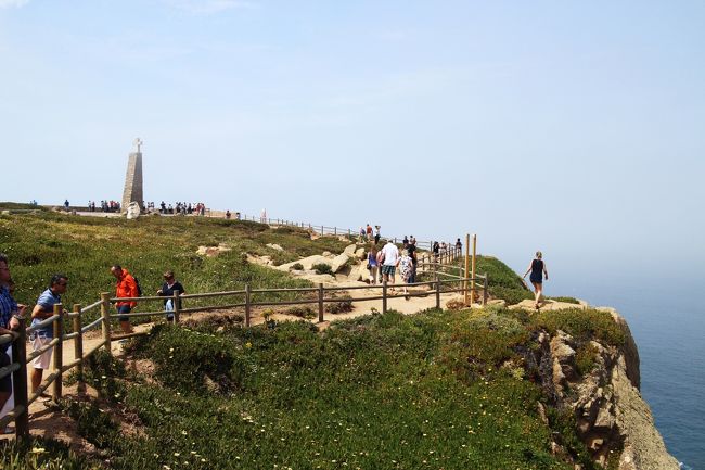 念願のロカ岬、霧が出たり晴れたり。