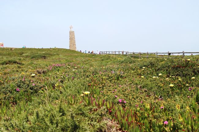 お花畑と石碑。