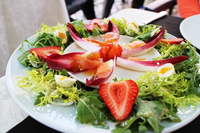 適当に入ったお店で。<br />サーモンとブリーチーズのサラダ。<br />