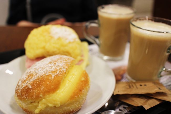 リスボン名物の甘いパンにハムとチーズがはさんであるパン