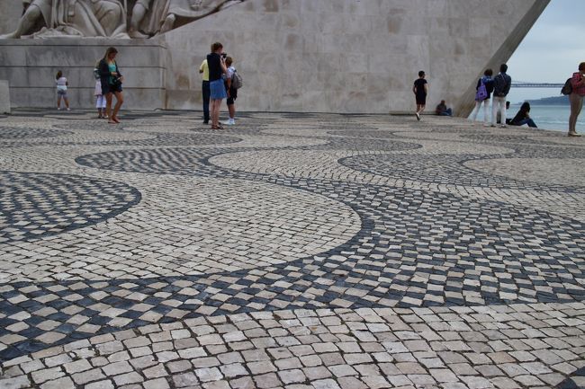 発見のモニュメント、足元を見ると。