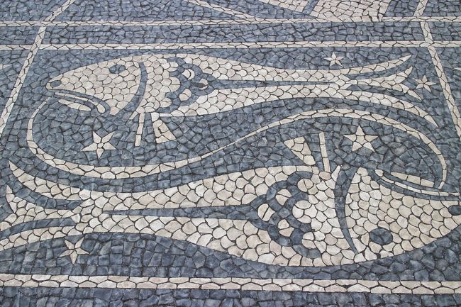 発見のモニュメント、足元を見ると。