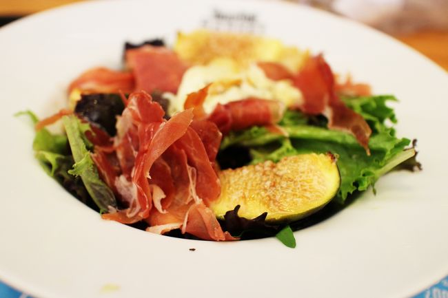 お昼はいちじくと生ハムのサラダとレモネード。