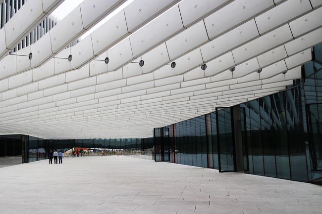 歩いてる途中で見つけた、図書館だったかな。