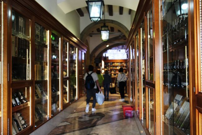 スーパーでお土産探し。