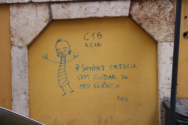 街中に流れるファドを聴きながらのお散歩。