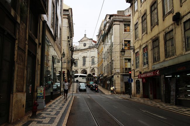 街中に流れるファドを聴きながらのお散歩。