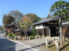 都営大江戸線・練馬春日町駅に移動。
駅から2分ほどの愛染院へ。
長い参道が歴史を感じさせます。
