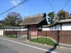 南部の赤門と呼ばれる相原家薬医門。。茅葺の歴史を感じる門です。相原家の子孫の方が住んでいるため、門は鉄の柵で仕切られていて触れることはできません。この地域の豪農だったようで、今も広大な土地を所有し、大きな屋敷の中に建つお住まいは寺の本堂のような大きさです。散策していて見つけた周辺に建つ相原という表札が掛けられた家は、どこも広い土地を所有していることから、相原家はかなりの豪農であったことが想像できました。