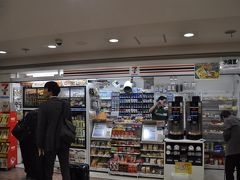 　金沢駅のセブンイレブンで朝のビール買い求めます。（笑）