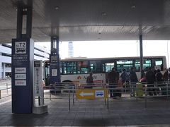 　関西空港駅に到着し、エアロプラザから第2ターミナルへ向かうバスに乗ります。