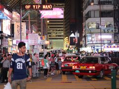 有名な重慶大厦（チョンキンマンション）の前あたり。
ネオンとタクシーと人と、なんかもうごちゃごちゃですごい。