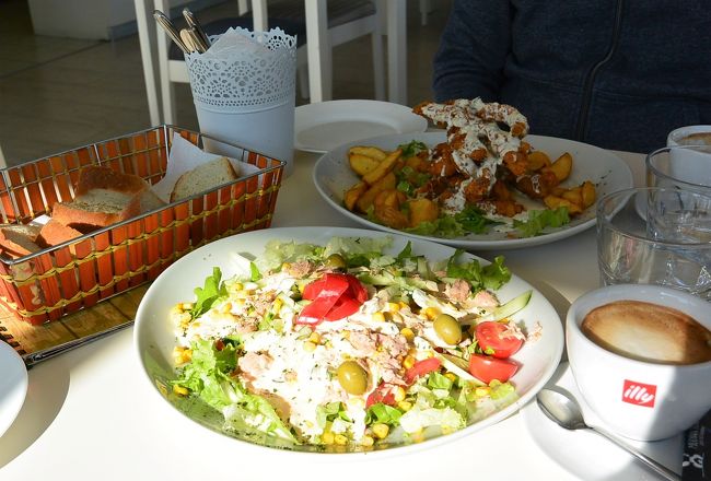 レストラン『Milkman House』<br /><br />ツナサラダとチキンのゴルゴンゾーラソースを2人でシェア。