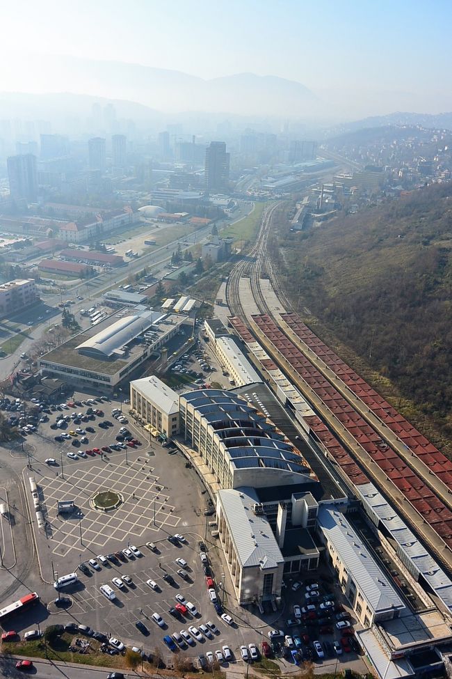 アヴァズ・ツイストタワー36階の展望台からの眺め。<br /><br />手前にはサラエボ中央駅が見えます。奥のイリジャの方はスモッグがひどく真っ白でした。