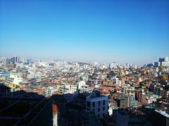 深夜到着なので、空港で始発まで待つか、チルジルバンで過ごすか、ホテルか迷ったけど、老体にはホテルのふかふかのお布団で眠れてよかった。
窓が大きいのはうれしい。
