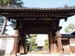 北に走ること5分ぐらいで百万遍知恩寺。
境内は誰も居なくて、日曜の京都市内とは思えない静けさ。
お参りだけしとこ。
