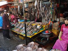   魚介類のお店がいっぱい、奥で調理してくれます。
  当初は、この界隈で刺身と焼き魚で昼食と考えていたのですが、お腹いっぱいなので、見るだけにしました。（笑）