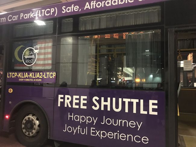 ちょうどシャトルバスがいたのでわかりましたが、いなかったらここで大丈夫⁈って思って、またウロウロしちゃいそうです。