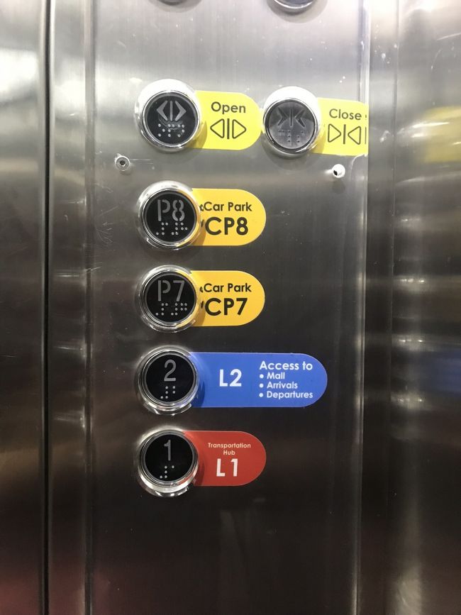 エスカレーターより、中央にあるエレベーターの方が楽だと思います。