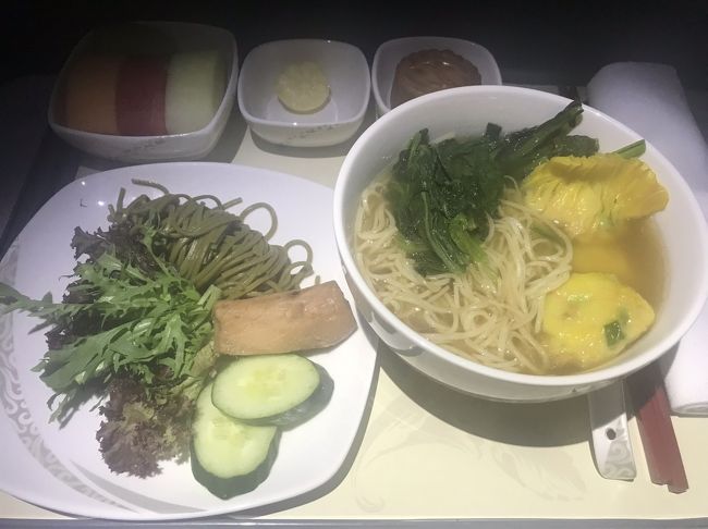 深夜便ですが、早速食事出ました。<br />うす味の麺でした。<br />味は普通。