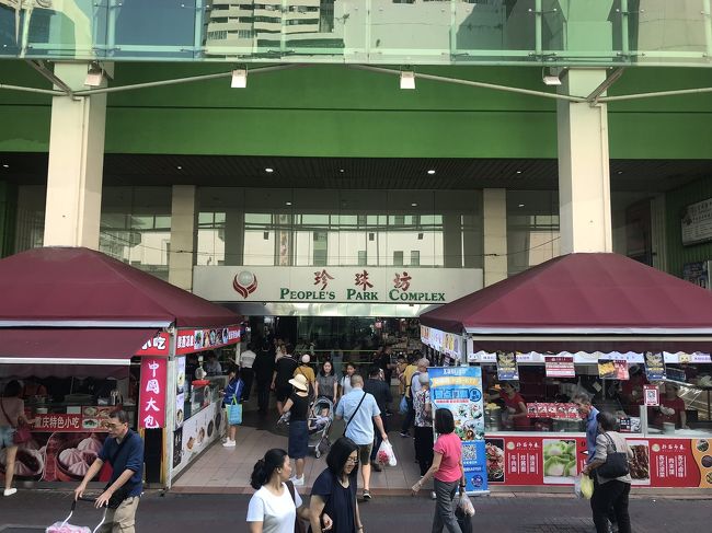 チャイナタウン駅出口からすぐのPeople's Park Complexへ。<br />