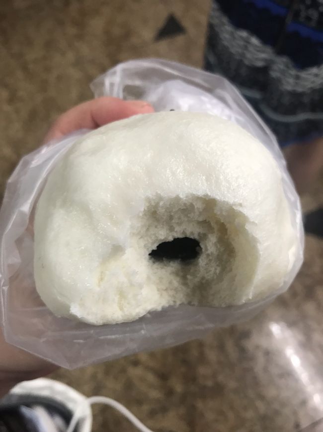 マッサージ後、ショッピングモールの入口であんまんを購入。<br />食べながらムスタファセンターへ。<br />大好きなインスタント麺を購入しました。