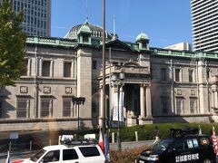 日本銀行大阪支店

見学もできるそうですね。
銀行前にはなんだか怪しげな車が何台も．．．