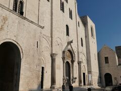 サンニコラ聖堂（Basilica San NIcola)で、大聖堂と同様にとても大きな教会です。バーリの守護神である聖ニコラが祭られています。聖二コラはサンタクロースとして世界に広く知られているキリスト教の聖人です。

”サンタクロース”の教会が南イタリアのバーリにあるとは知りませんでした。