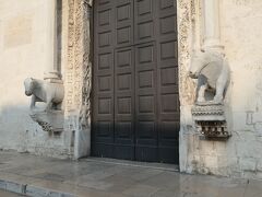 サングレゴリオ教会（Chiesa di San Gregorio)教会の入り口に古い石像がありました。摩耗しているので判別が容易ではありませんが、動物の頭像で羊か馬のようです。このような動物像が入り口にある教会は珍しいと思いました。