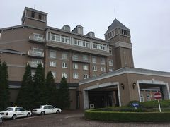 銀山温泉の後に仙台にあるホテルに向かいました。
この日宿泊したのは仙台ロイヤルパークホテル。
学生にとってはとても高級感があるホテルでした。
この写真は翌日朝撮影したものです。