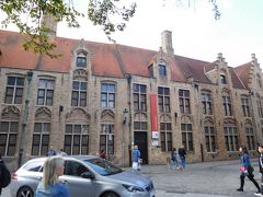 ガイドブック（るるぶ2001年版）によると、メムリンク美術館は12世紀に建てられた聖ヨハネ施療院の一部を利用しているそうだ。
聖ヨハネ施療院はこの建物のはず。