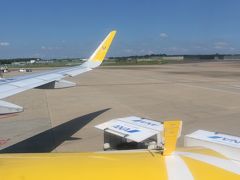 旅の始まりは成田空港第3ターミナルから。
埼玉からの行き方は日暮里乗り換えの京成線、東京駅から総武快速線が便利ですが、使ったきっぷは北海道＆東日本パス。JRで行けば最寄りからこの切符でいけるのです。時間の兼ね合いで武蔵野線→成田線で成田駅まで行くというYahoo乗り換えでは出ないようなルートで無事時刻通りついて一安心！
保安検査場を通過したのでした。