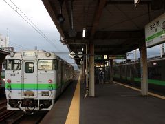 千歳駅始発の夕張行で一路夕張駅まで向かいます。来春の廃止が発表されていることもあり今回の旅でぜひ乗りたい路線です。
本数が少ないため、4日間の行程を決めるうえで頭を悩ませた路線でした笑

キハ40形1両です。学生が多めでした。
（キハ40-1818）