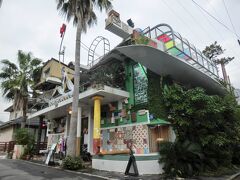 次のバスが来るまで宮ノ浦港周辺をふらふら。
ガイドブックなどでも紹介されている直島銭湯発見！！
アートだ！！
