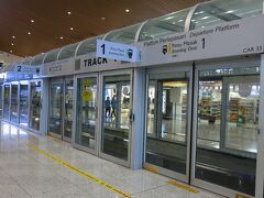 クアラルンプール空港

ほぼ定刻に到着
入国審査は電車で移動

入国審査等で約30分
荷物は先に出ていました
