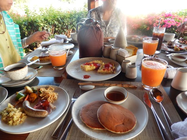 <br /> 4人のテーブル。いつもは、一人が多いのでとても賑やかな<br /><br />　テーブルです。<br /><br />　手前のパンケーキ、今一。