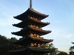 今日は用事を済ませ、奈良にやって来ました。新薬師寺も訪ねましたが、とてもいい仏像があり再訪したいと思ってます。ホテルにチェックインして、ホテルから歩いてやって来た興福寺五重塔、何年振りかな？