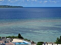 名護湾の美しい海を堪能しながらドライブをすすめ、ようやく海洋博公園へ到着。
9月末でしたがまだまだ陽射しが強く、肌を焼きたくない方は対策をした方が良いです。
美ら海水族館周りを少し散策。