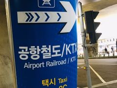 順調にインチョン空港に到着。
入国審査も過去初めてくらいの順調さでした。
空港鉄道に向かっています。
