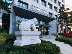 「崇礼門」から市庁駅近くまで歩きました。
やって来たのが、「ソウル市庁 西小門庁舎」。
１棟庁舎13階に、一般市民も利用可能な「貞洞展望台」があります。