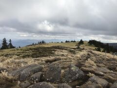 小屋から２０分ちょっとで双子山山頂(2224m)。なだらかで気持ちのいい場所です。
分厚い雲と青空がせめぎあっています。