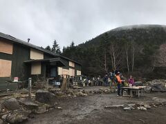 １２時５５分、蓼科山荘着。
大河原ヒュッテで食べ損ねた分まで食べてやる！