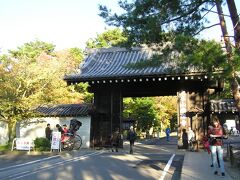 無鄰菴の次の目的地は、南禅寺。
南禅寺について、私の事前の知識は
「名前は聞いたことが…」程度(汗)。

無鄰菴を出たところで、通りかかった方に、南禅寺へは
この道でいいですか？と尋ねると、ここがすでに
参道の一部だと教えていただきました。

そうなんだ～！
地元の方ならではの貴重なアドバイスに感謝。

現在では途中、大きな車道が横切っていて、わかりにくい
けれど、知らないうちに参道の長～い一本道を歩いて
いたんだとスケールの大きさに感心しました。

南禅寺が近づくにつれ、修学旅行生から外国人、
団体のツアー客など、人の数がどんどん増えていきます。

無鄰菴ののどかさとは一転、一気に
ザ・観光地という感じです。

ついに入り口(中門)到着。おや、人力車！

「あ～、あれに乗りたい！」と言う歩き疲れた姉の
不満を笑ってごまかし(汗)、先へ進みます。