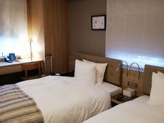 香港へのフライトが朝早いので、羽田空港近くの「リリーフプレミアム羽田空港ホテル」に泊まりました。
新しくて綺麗でしたが、大鳥居駅からの近さやサービスのこなれ方、近くの飲食店の数から、以前から使っていた東横インに軍配かな？ 