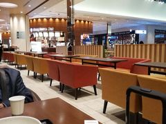 羽田空港国際線ターミナルで朝食を摂り、、。