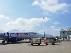 HK expressで香港空港に到着。良いお天気です。
羽田空港で「バスでマカオに行くには、一旦入国しなければならない。」と聞いていたのでイミグレへ。
入国票は回収されたものの、パスポートにハンコを押してくれず小さな紙片を渡されました。最近は、日本に帰国した時も自動化ゲートでハンコが無いので、ちょっぴり寂しい、、。
到着したターミナル1から外に出ます。